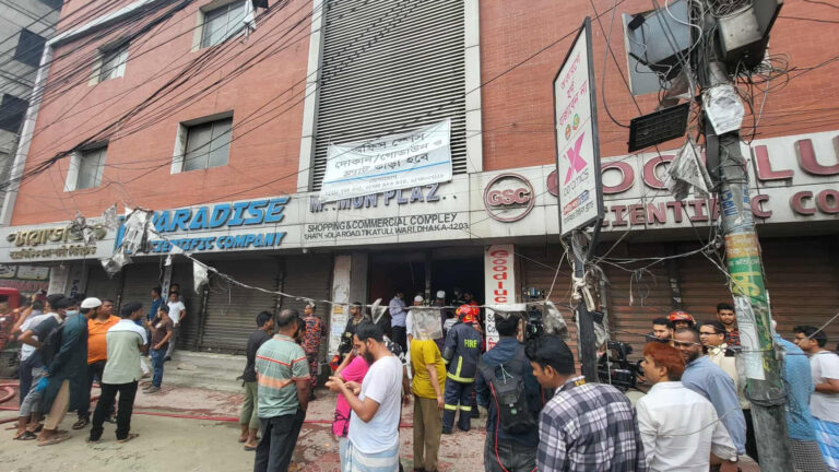 রাজধানীর মামুন প্লাজার গোডাউনে আগুন নিয়ন্ত্রণে