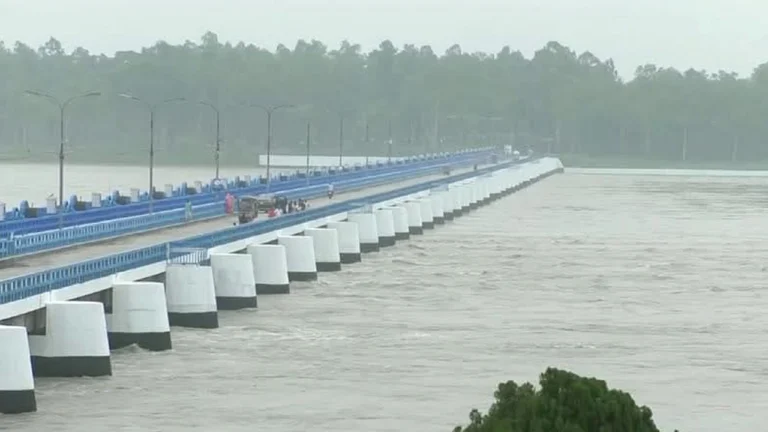 উজানের ঢলে বাড়ছে তিস্তার পানি, বিপৎসীমা ছুঁই ছুঁই