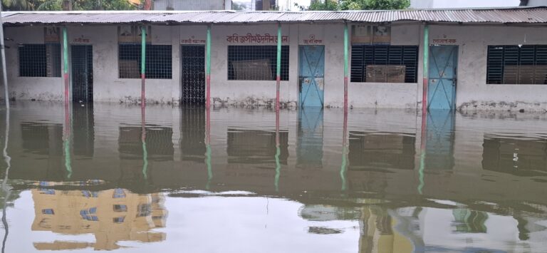 নোয়াখালীতে পানিবন্দি লক্ষাধিক মানুষ।