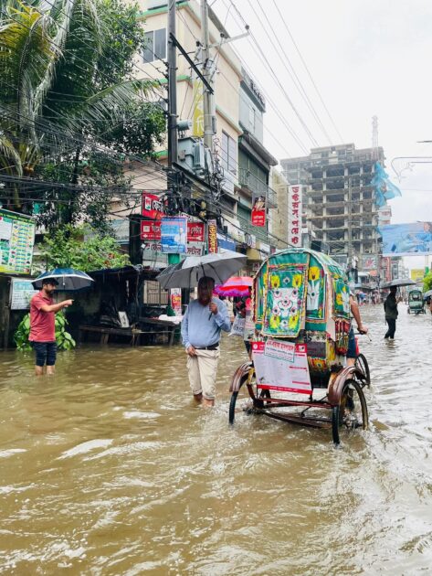 এখনো পানির নিচে ফেনী শহরের প্রধান সড়ক