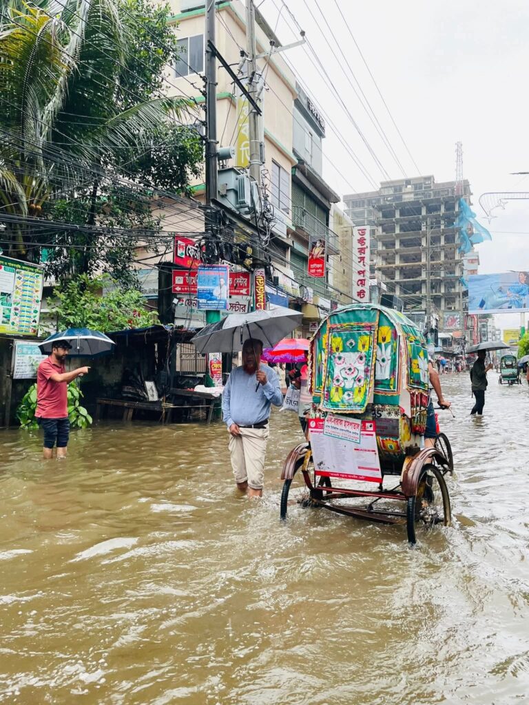 এখনো পানির নিচে ফেনী শহরের প্রধান সড়ক