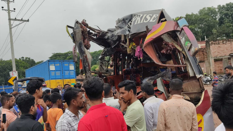 ফরিদপুরে দুই বাসের মুখোমুখি সংঘর্ষে নিহত ৩