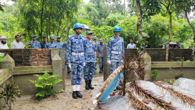 মাইলস্টোনে ট্রাজেডি: শরীয়তপুরে দুই শিক্ষার্থীর কবরে বিমান বাহিনীর শ্রদ্ধা