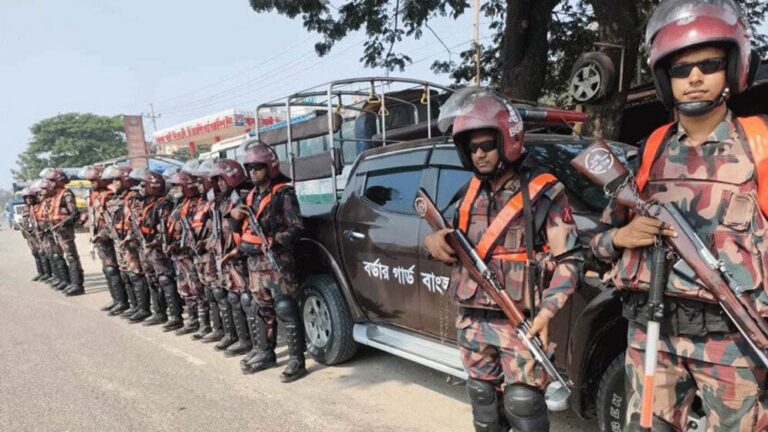 উত্তরায় বিমান বিধ্বস্ত: উদ্ধার ও নিরাপত্তায় ২ প্লাটুন বিজিবি