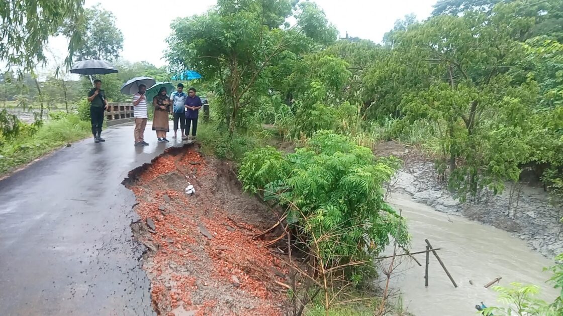 ফেনীতে নদী ভাঙনে ধসে পড়ল তিন সড়ক