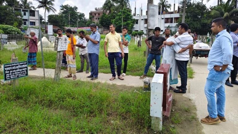 গোপালগঞ্জে ৩ জনের মরদেহ ময়নাতদন্তের জন্য কবর থেকে তোলা হচ্ছে
