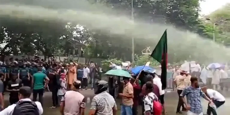 চাকরিচ্যুত বিডিআর সদস্যদের বিক্ষোভে পুলিশের সাউন্ড গ্রেনেড ও জলকামান