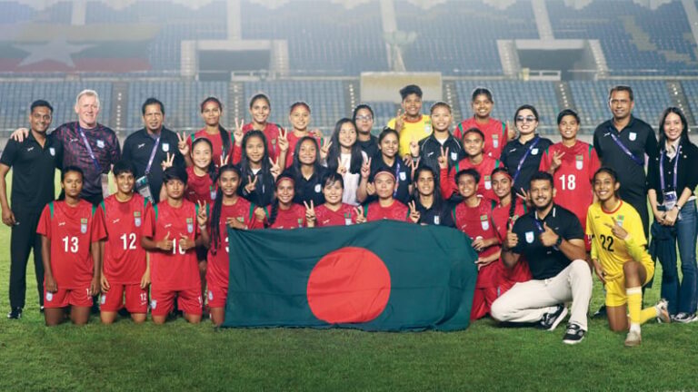 মধ্যরাতে হাতিরঝিলে ঋতুপর্ণাদের সংবর্ধনা