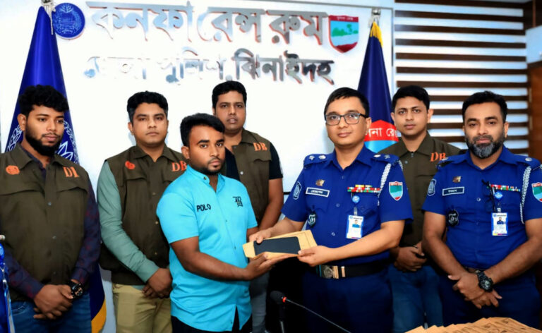চুরি হওয়া ১১৯টি মোবাইল ফোন উদ্ধার করলো পুলিশ