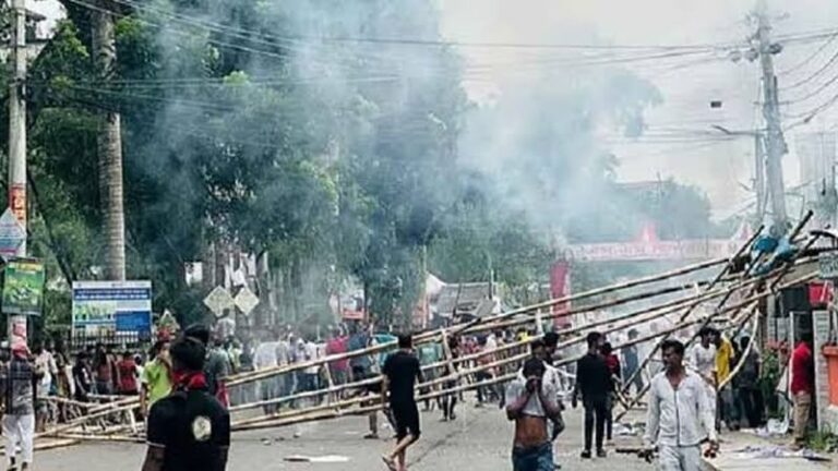গোপালগঞ্জে পুলিশের ওপর হামলা ও গাড়ি ভাঙচুরের ঘটনায় মামলা, আসামি ৪৭৫ জন