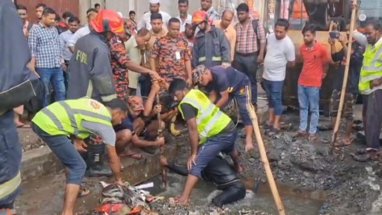 গাজীপুরে উন্মুক্ত ম্যানহোলে পড়ে নারী নিখোঁজ, উদ্ধারের চেষ্টায় ফায়ার সার্ভিস