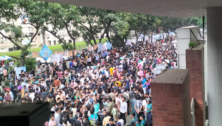 শিক্ষা উপদেষ্টার পদত্যাগ দাবিতে সচিবালয়ের সামনে শিক্ষার্থীদের বিক্ষোভ