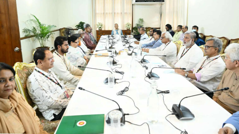 ১৩ রাজনৈতিক দলের নেতাদের সঙ্গে বৈঠকে প্রধান উপদেষ্টা