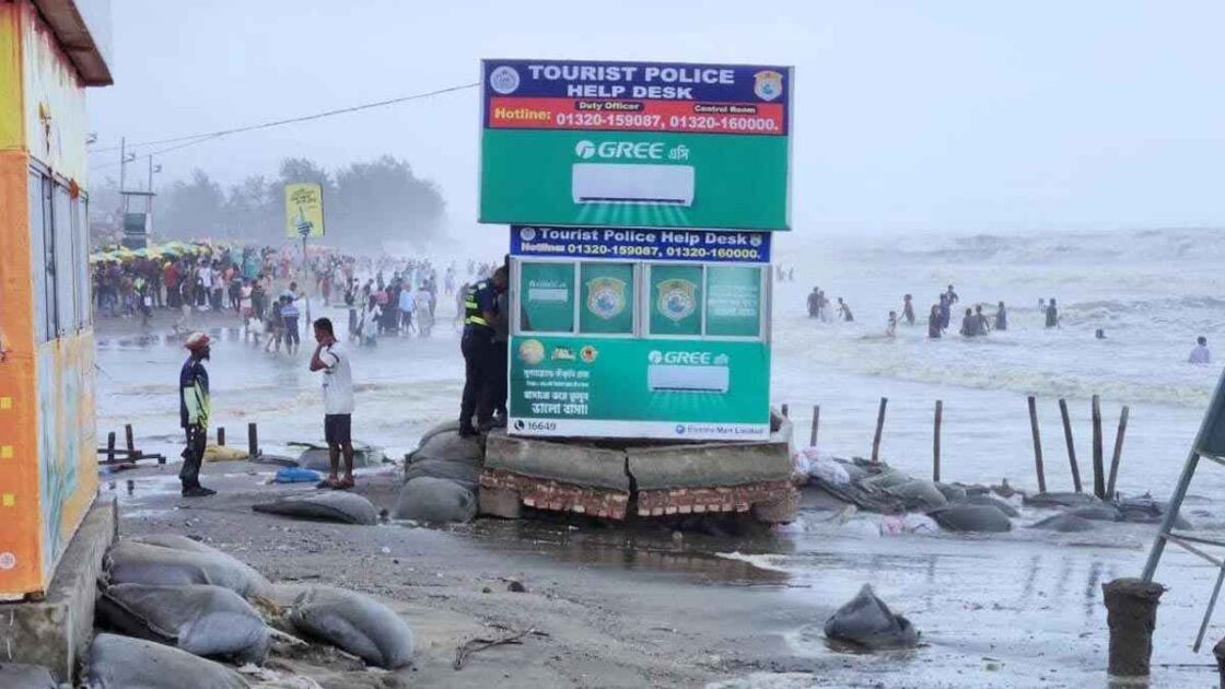 তীব্র ঢেউয়ে ভাঙনের ঝুঁকিতে কক্সবাজারে লাবনী-সুগন্ধা-কলাতলী পয়েন্ট