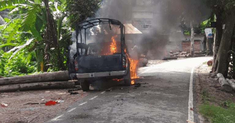 গোপালগঞ্জ শহরে পুলিশের গাড়িতে আগুন