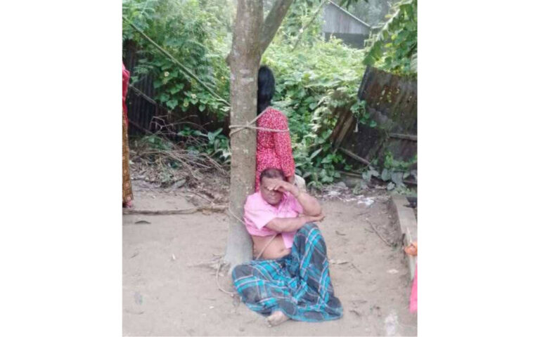 প্রবাসীর স্ত্রীর সঙ্গে অনৈতিক সম্পর্ক, বিএনপি নেতাকে গাছের সাথে বাঁধল গ্রামবাসী
