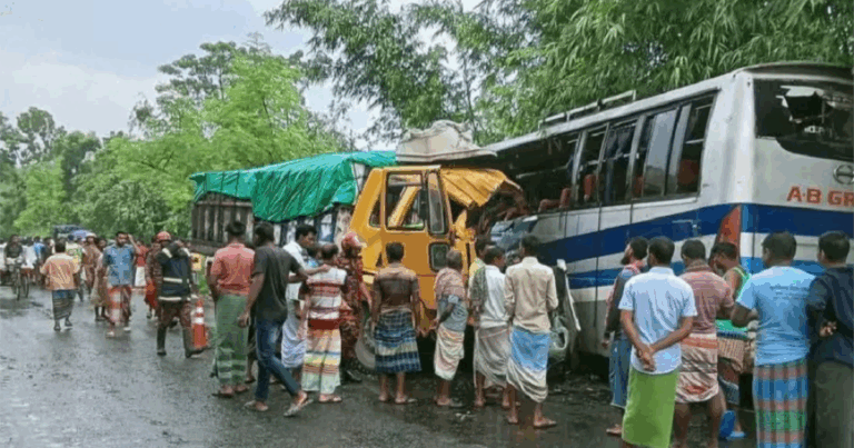 পাবনায় বাস-ট্রাক মুখোমুখি সংঘর্ষ, নিহত ৩