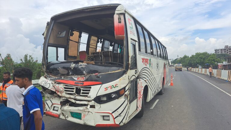 ঢাকা-ভাঙ্গা এক্সপ্রেসওয়েতে ৪টি বাসের সংঘর্ষে আহত ২০