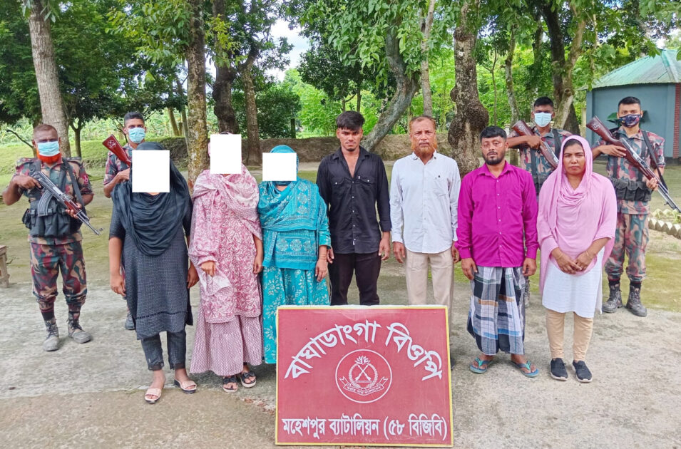 অবৈধ অনুপ্রবেশের দায়ে মহেশপুর সীমান্তে আটক ১৭