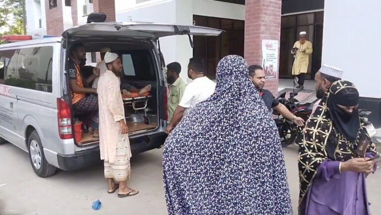 মাদারীপুরে গাছে মোটরসাইকেলের ধাক্কায় প্রাণ গেল ইমামের