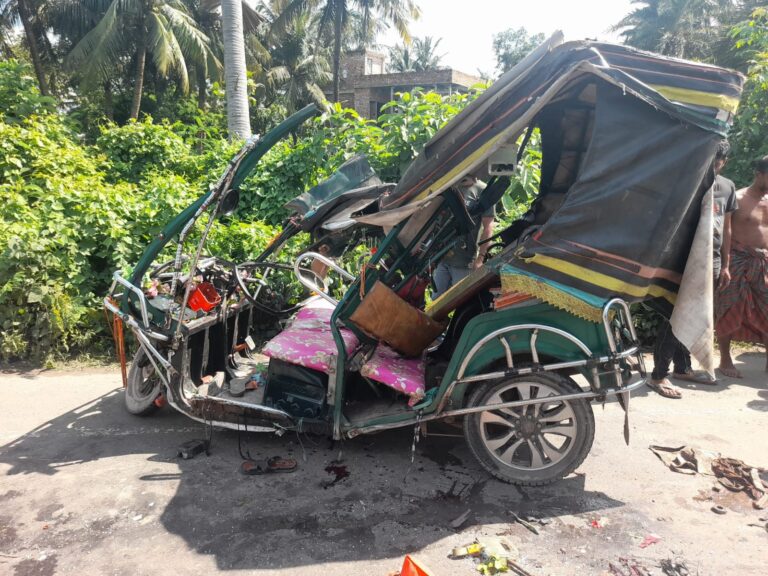 খুলনায় পিকআপ-ইজিবাইক সংঘর্ষে নিহত ৩