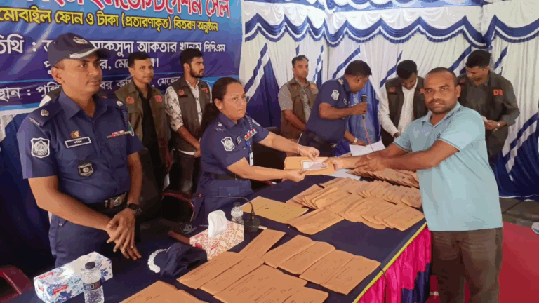 উদ্ধারকৃত ১২২টি মোবাইল ও ১০ লাখ টাকা ফেরত পেলেন মালিকরা