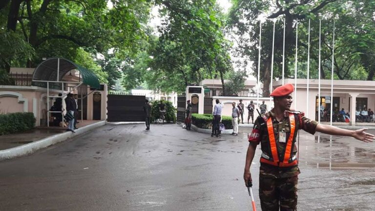 যমুনায় প্রধান উপদেষ্টা-জামায়াতের বৈঠক চলছে