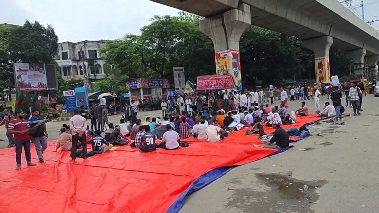 দ্বিতীয় দিনের মতো অবরুদ্ধ শাহবাগ, ভোগান্তি চরমে