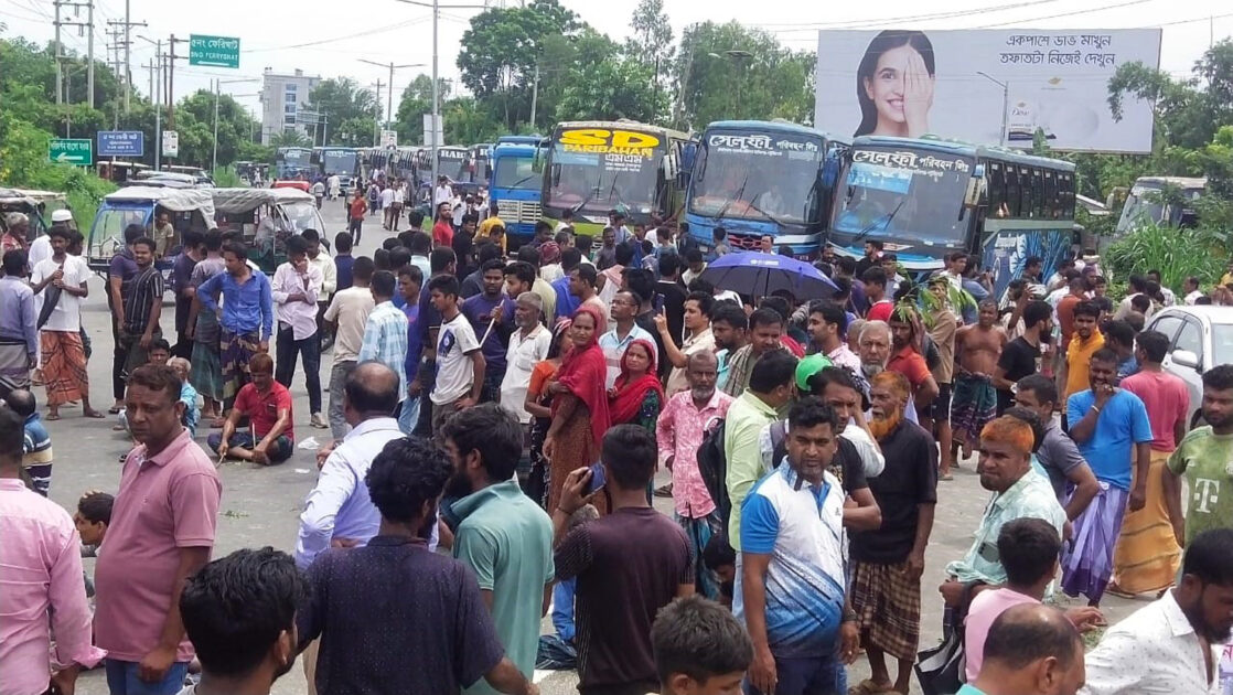পাটুরিয়া ফেরি-লঞ্চঘাটে ভাঙনে সড়ক অবরোধ