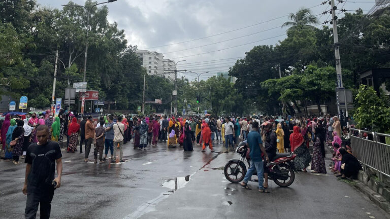 তেজগাঁওয়ে পোশাক শ্রমিকদের সড়ক অবরোধ