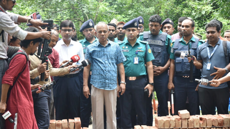 রায়েরবাজার গণকবরের ১১৪ জুলাই শহীদের মরদেহ তোলা হবে: স্বরাষ্ট্র উপদেষ্টা