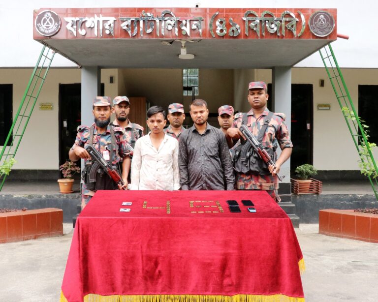 যশোরে সাড়ে পাঁচ কেজি স্বর্ণসহ আটক ৩