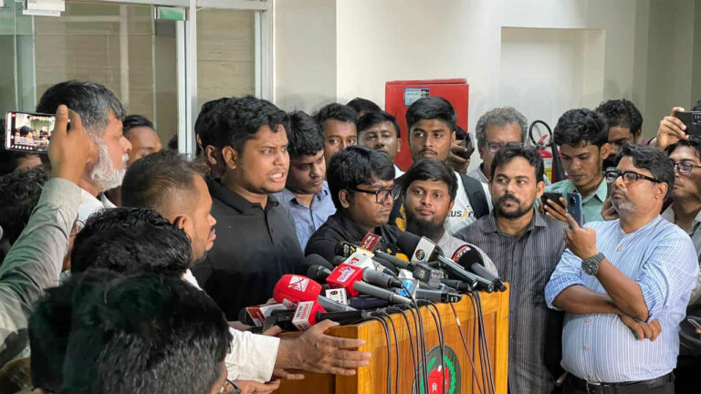 ১৫ বছরে আ. লীগ থেকে সুবিধা নিয়েছেন রুমিন ফারহানা: হাসনাত আবদুল্লাহ