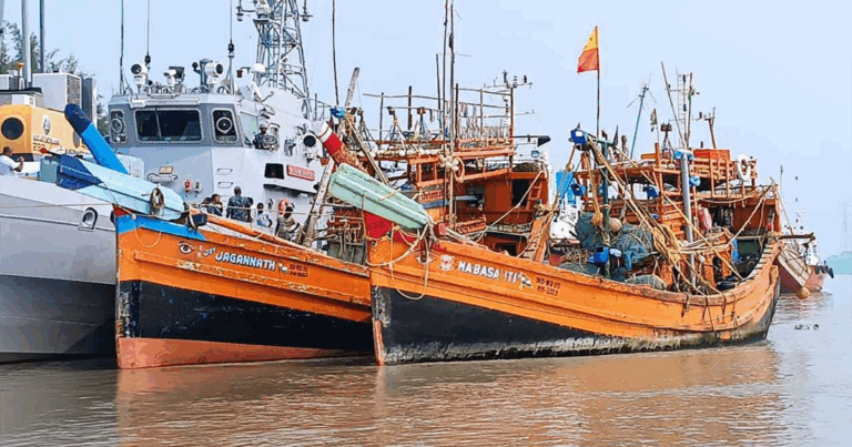 বঙ্গোপসাগর থেকে ভারতীয় ফিসিং ট্রলারসহ ১৪ জেলে আটক