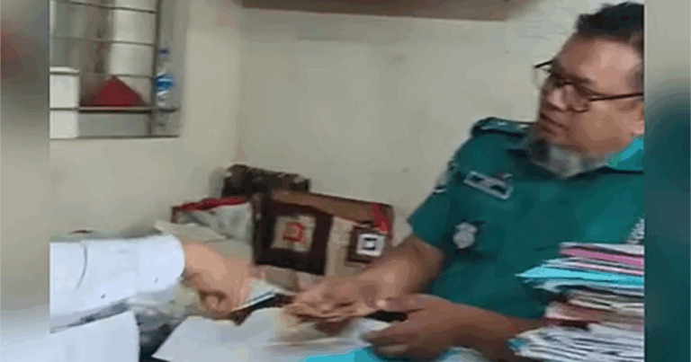 ঘুষ গ্রহণের ভিডিও ভাইরাল, এসআই প্রত্যাহার