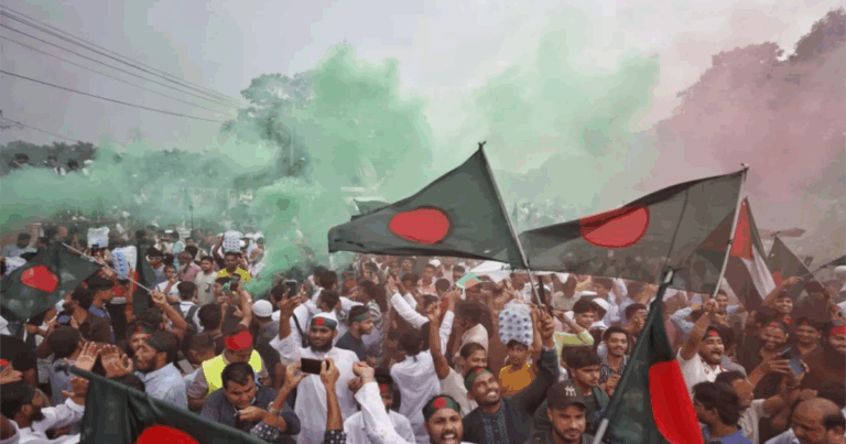 ‘জুলাই ঘোষণাপত্র’ পাঠ ঘিরে বেশি দামে জাতীয় পতাকা বিক্রি