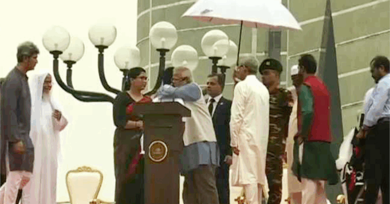 ‘জুলাই ঘোষণাপত্র’ পাঠ শেষে নাহিদ’কে জড়িয়ে ধরলেন প্রধান উপদেষ্টা