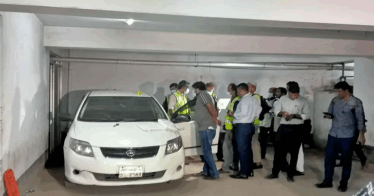 সিরাজুল ইসলাম মেডিকেল পার্কিংয়ে থাকা প্রাইভেটকারে মিললো ২ মরদেহ
