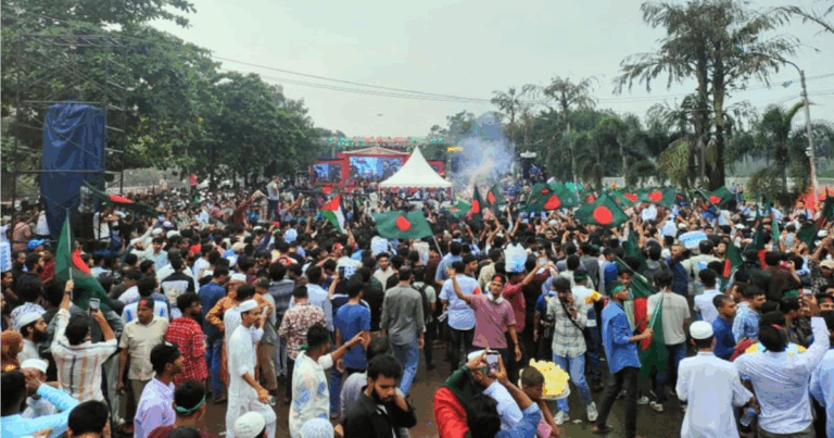 বৃষ্টি উপেক্ষা করে মানিক মিয়া এভিনিউয়ে মানুষের ঢল