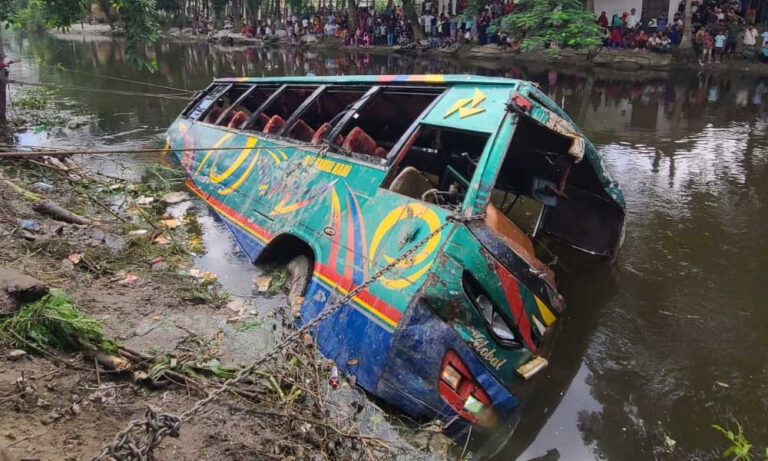 লক্ষ্মীপুরে যাত্রীবাহী বাস নিয়ন্ত্রণ হারিয়ে ৩ জনের মৃত্যু