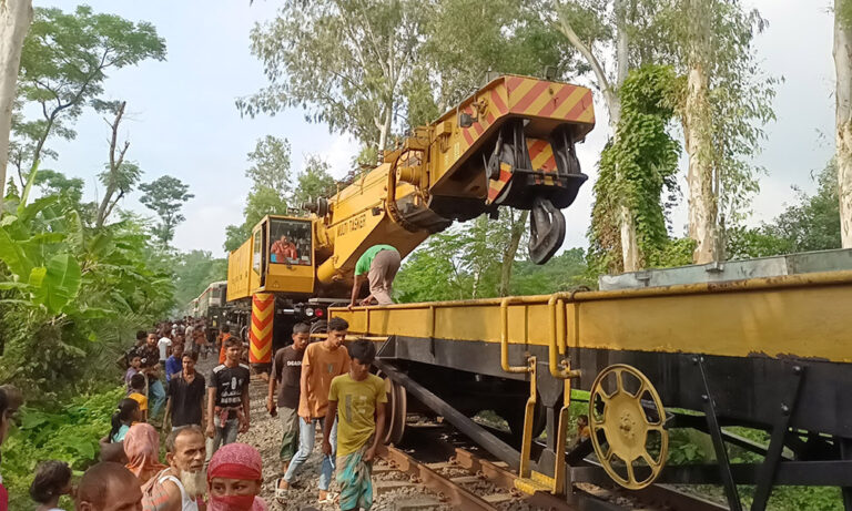 জয়পুরহাটে বগি লাইনচ্যুত, উত্তরাঞ্চলের সঙ্গে রেল যোগাযোগ বন্ধ