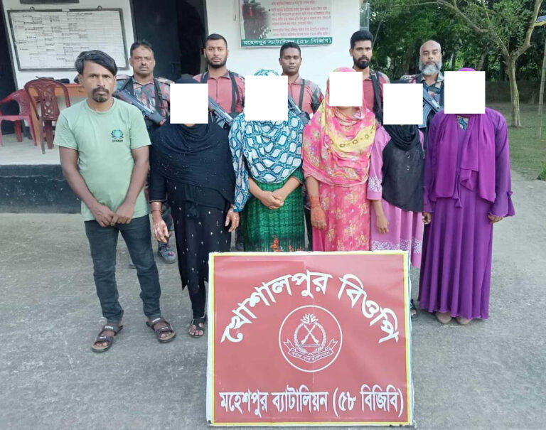 অবৈধভাবে ভারতে গমনকালে ঝিনাইদহ সীমান্তে আটক ৭