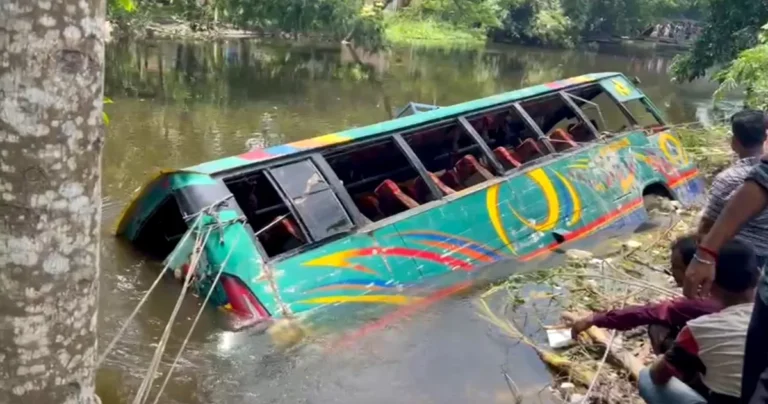 লক্ষ্মীপুরে বাস দুর্ঘটনায় নিহত বেড়ে ৫