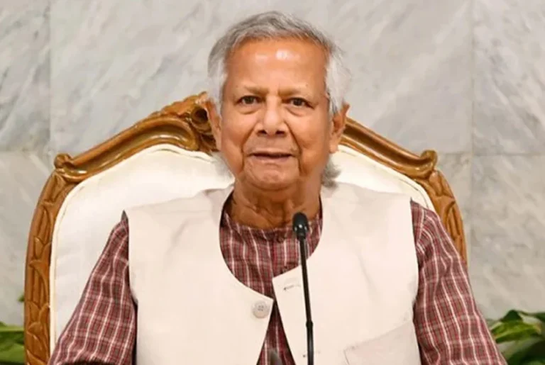 ঢাকেশ্বরী মন্দির পরিদর্শনে প্রধান উপদেষ্টা