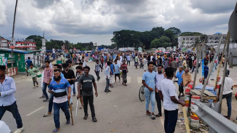 ভাঙ্গায় সড়ক অবরোধে থমথমে পরিস্থিতি