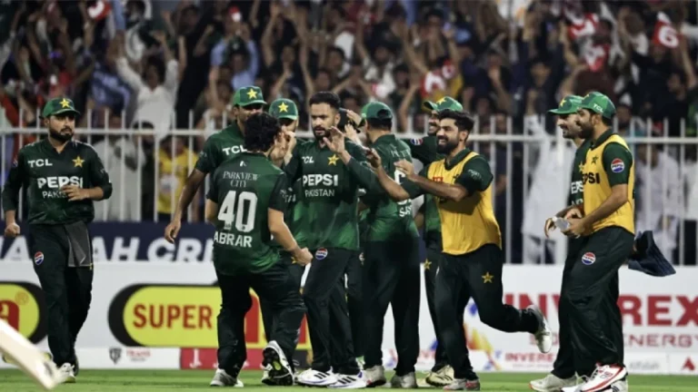 নাওয়াজের হ্যাটট্রিকে পাকিস্তানের ট্রফি জয়
