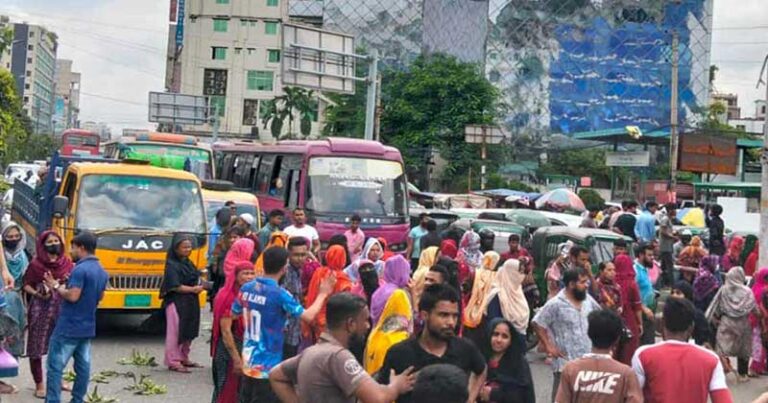 কুড়িলে পোশাক শ্রমিকদের সড়ক অবরোধ, যান চলাচল বন্ধ