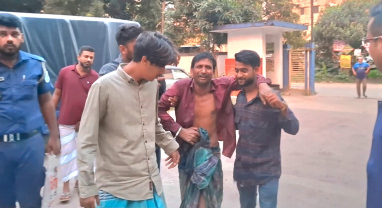 ছেলের বিরুদ্ধে বাবার অভিযোগ, তদন্তে মারধরের শিকার ৩ পুলিশ সদস্য