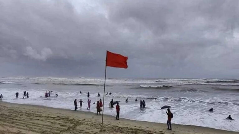 চার সমুদ্র বন্দরে তিন নম্বর সতর্ক সংকেত