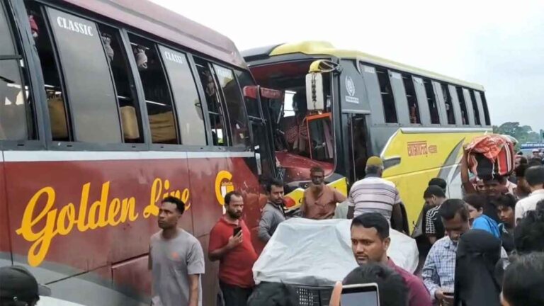 ঢাকা-বরিশাল মহাসড়কে দুই বাসের মুখোমুখি সংঘর্ষ, আহত ২০